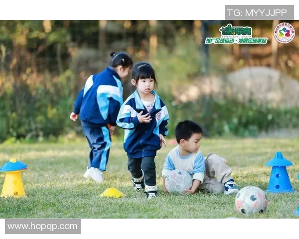 足球明星子女的可爱瞬间大揭秘让我们一起欣赏他们的童年时光与家庭幸福 足球明星子女的可爱瞬间大揭秘让我们一起欣赏他们的童年时光与家庭幸福